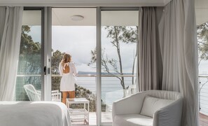 Ropa de cama hipoalergénica y caja de seguridad en la habitación 