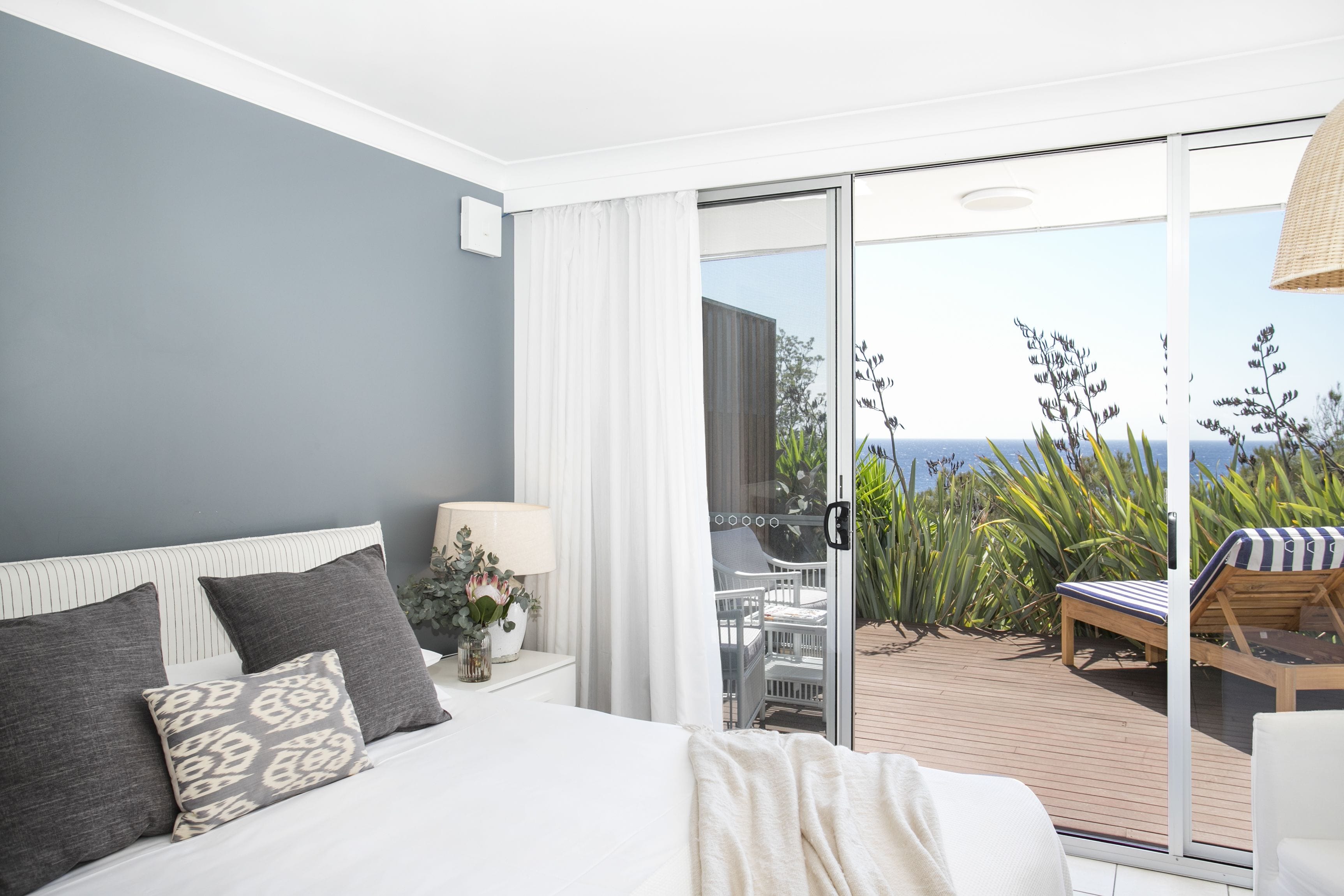 Un très grand lit, avec accès à la station santé | Literie hypoallergénique, coffre-fort, bureau