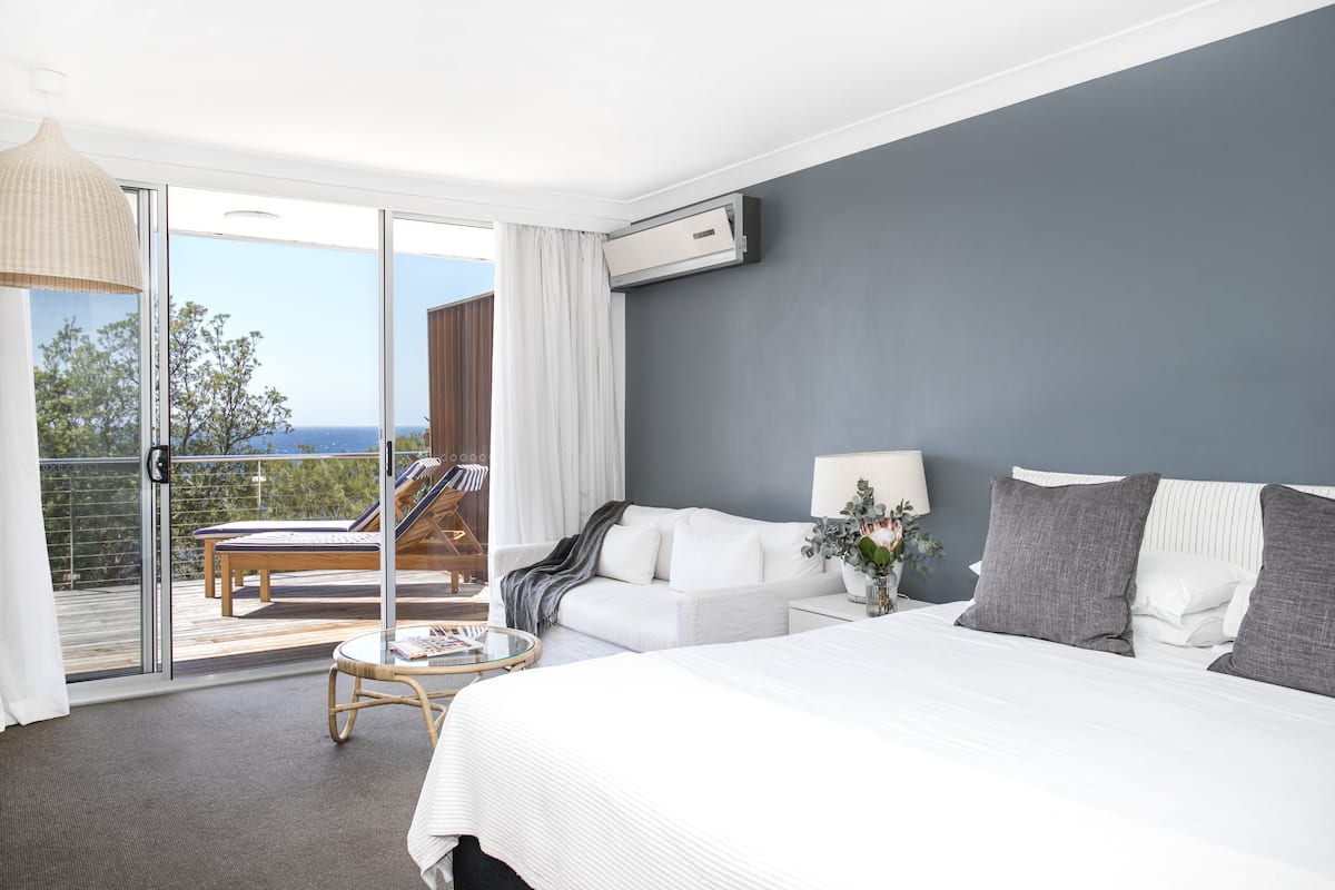 Deluxe kamer, uitzicht op oceaan | Hypoallergeen beddengoed, een kluis op de kamer, een bureau