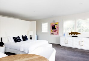 Hypo-allergenic bedding, in-room safe, desk, laptop workspace - Bannisters by the Sea Mollymook (Mollymook Beach)