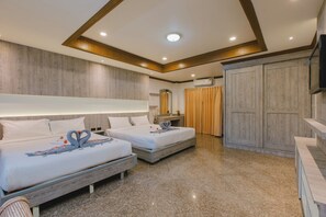 Habitación cuádruple Deluxe | Caja fuerte, escritorio, cortinas opacas y sistema de insonorización