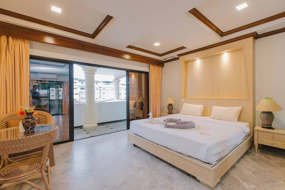 Studio Superior | Brankas, meja kerja, tirai kedap cahaya, dan kedap suara