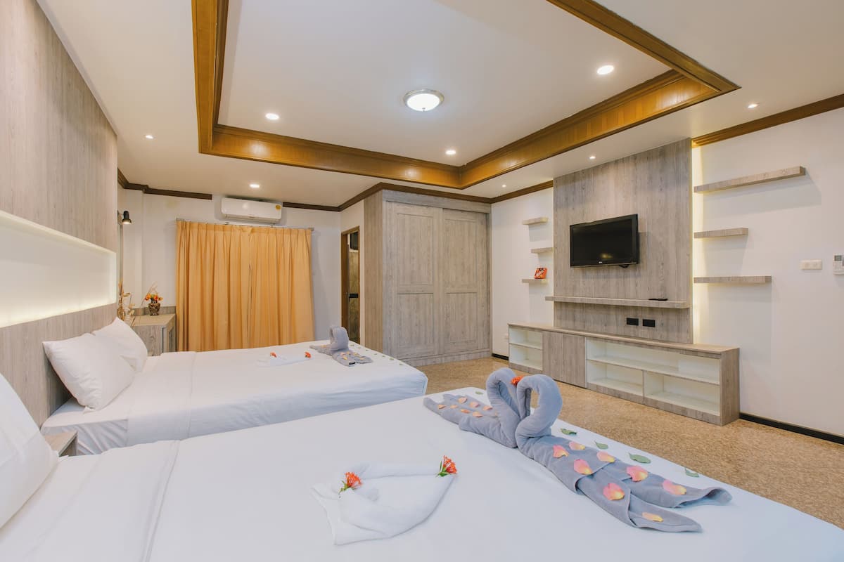 Kamar Quadruple Deluks | Brankas, meja kerja, tirai kedap cahaya, dan kedap suara