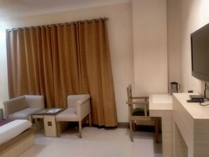 Super Deluxe | Premium bedding, minibar, in-room safe, individually decorated - Hotel Rajshree (Chandigarh)