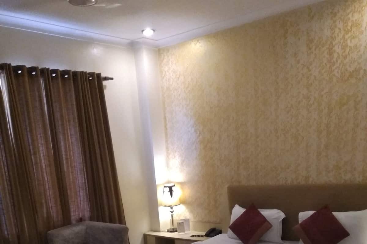 Premium bedding, minibar, in-room safe, desk