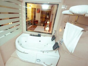 Jetted bathtub - Hotel Rajshree (Chandigarh)