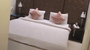 Royal Suite, 1 King Bed | Premium bedding, minibar, in-room safe, desk - Hotel Rajshree (Chandigarh)