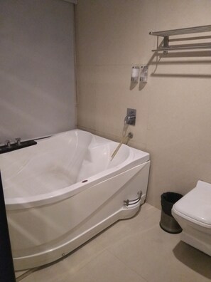 Eco-friendly toiletries, hair dryer, bathrobes, slippers - Hotel Rajshree (Chandigarh)