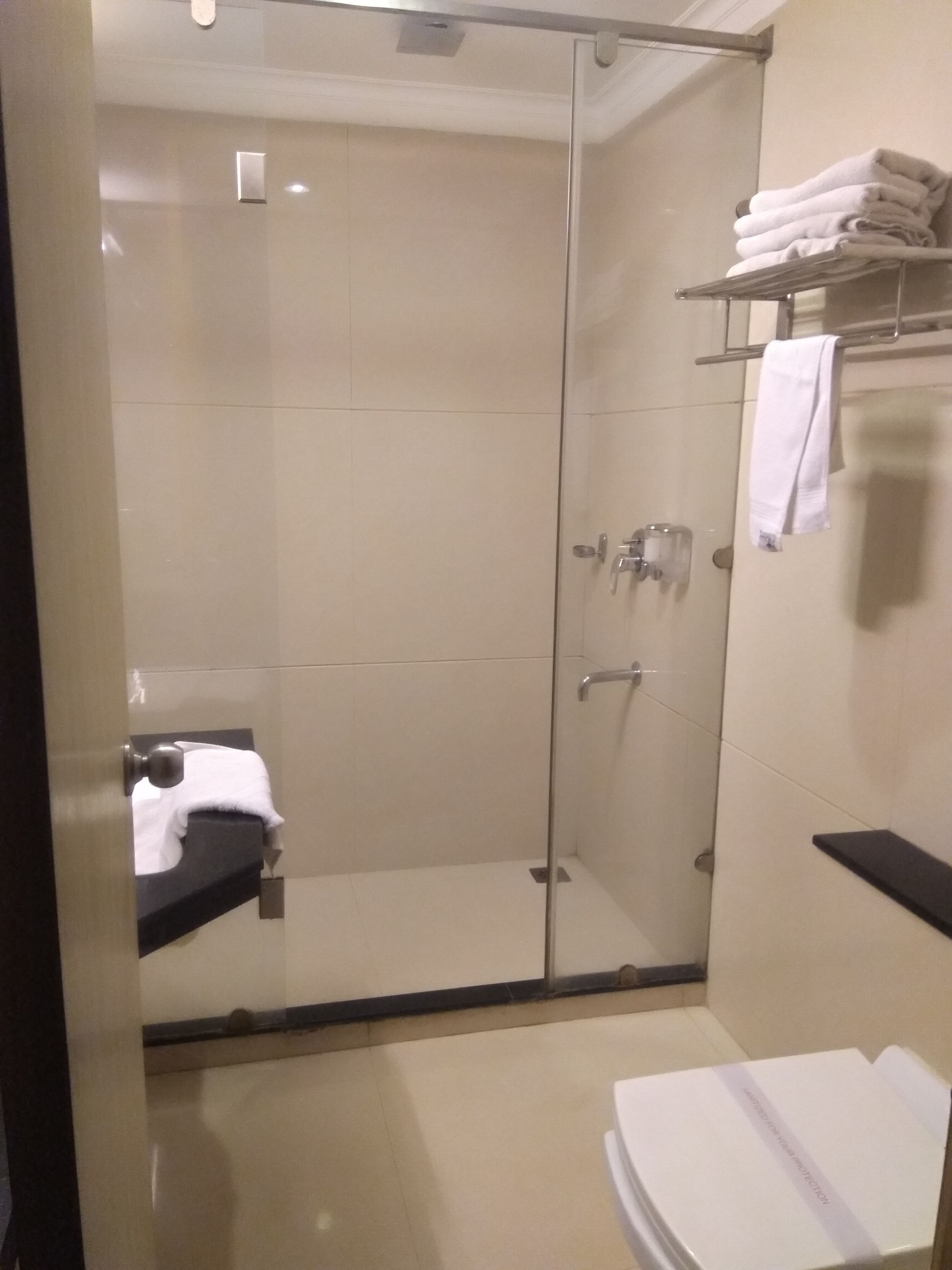 Kamar Deluxe | Kamar mandi | Perlengkapan kamar mandi ramah lingkungan dan pengering rambut