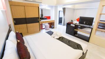Premium bedding, Select Comfort beds, minibar, free WiFi