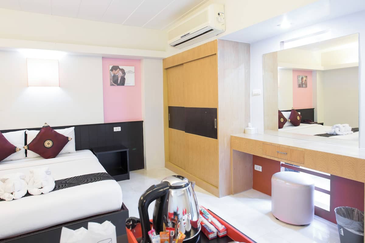 Family Studio Suite | 1 bedroom, premium bedding, Select Comfort beds, minibar