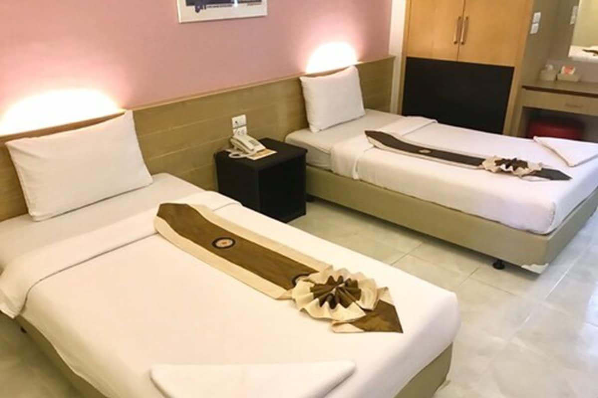 Premium bedding, Select Comfort beds, minibar, WiFi (free)
