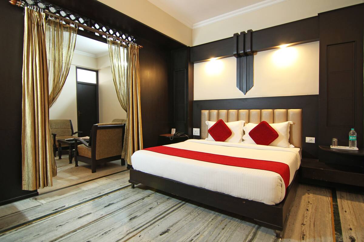 Executive Suite | 1 bedroom, in-room safe, desk, laptop workspace