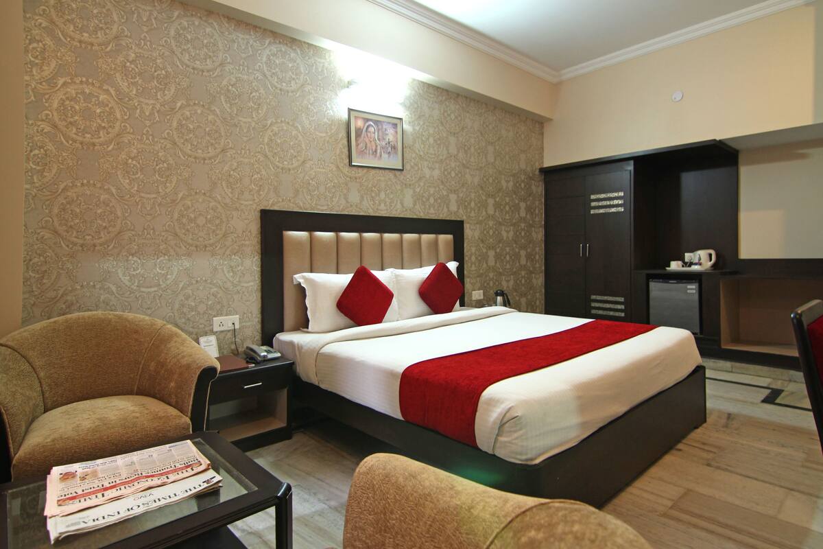 Deluxe Double Room | 1 bedroom, in-room safe, desk, laptop workspace
