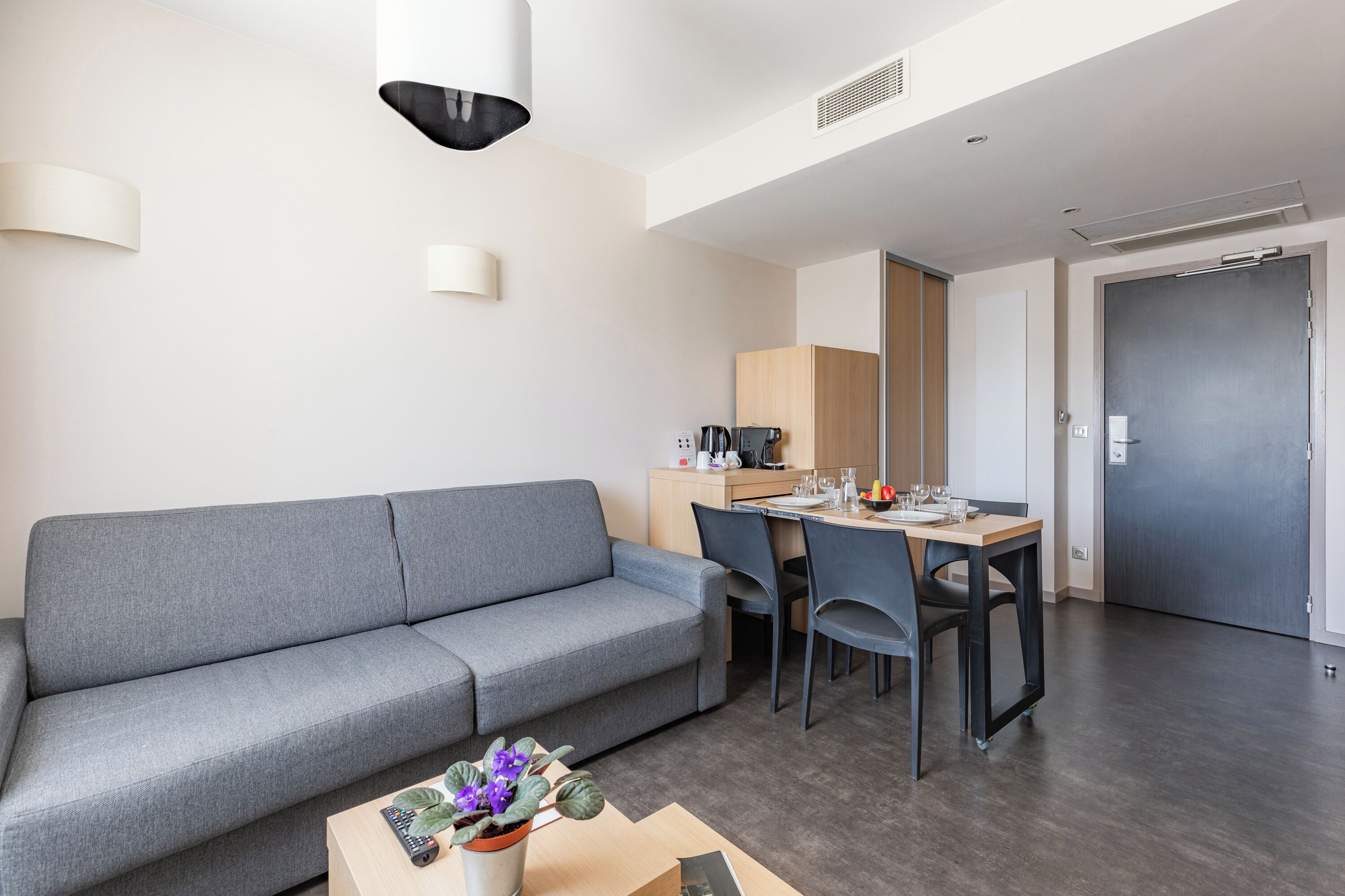 Appartement 2 pièces | Coin séjour | Télévision à écran plat de 32 pouces avec chaînes numériques, télévision
