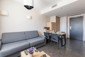 Huoneisto, 1 makuuhuone | Oleskelualue | 32–tuumainen taulutelevisio, jossa digitaalikanavat