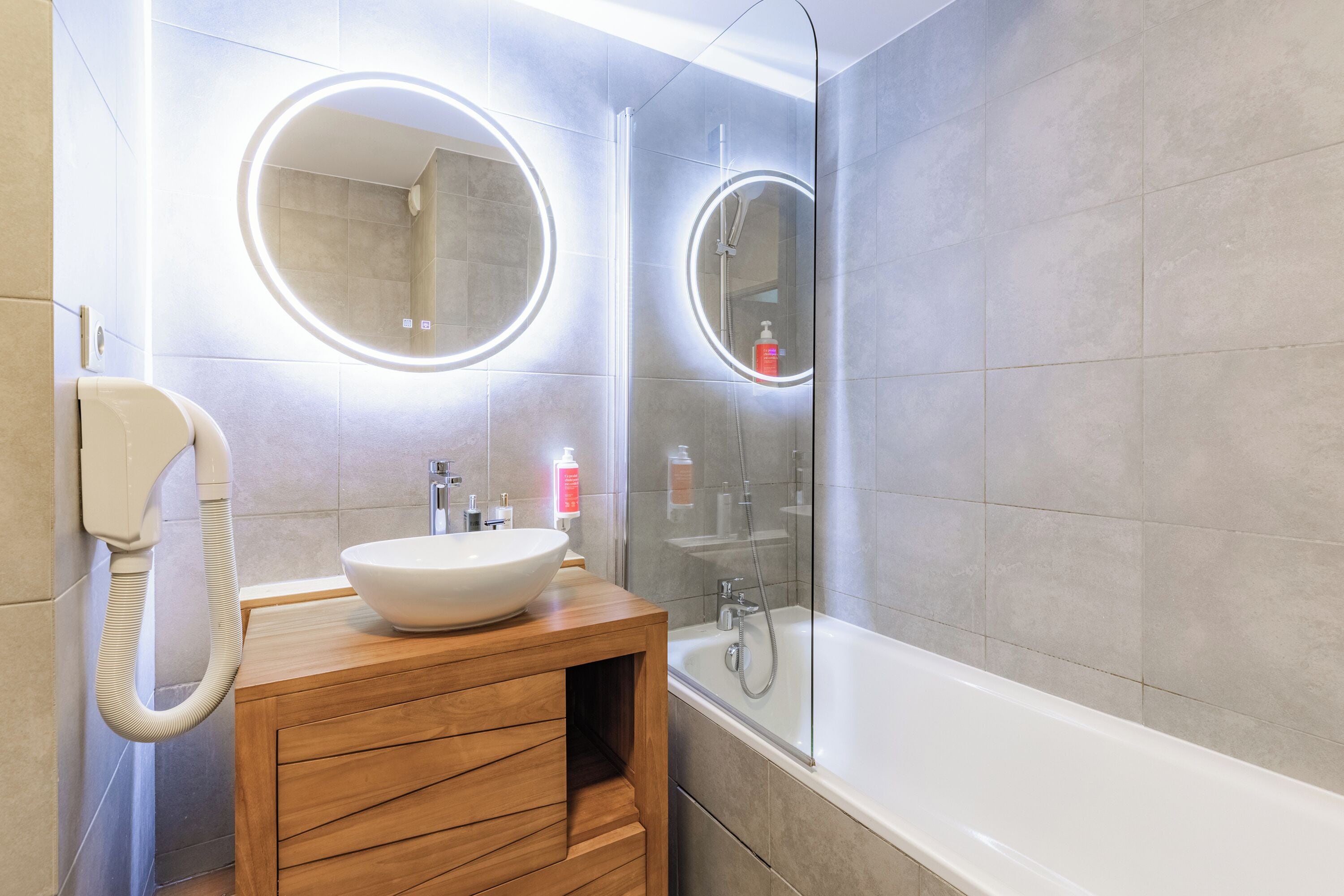 Pengering rambut, handuk,  dan tisu toilet