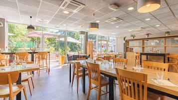 Desayuno buffet (EUR 13.9 por persona)