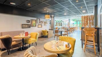 Petit déjeuner, déjeuner et dîner servis sur place
