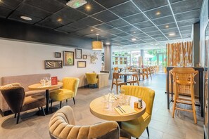 Breakfast, lunch, dinner served; French cuisine  - Appart'City Confort Lyon Cité Internationale (Caluire-et-Cuire)