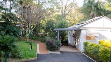 Blue Wren Cottage | Iron/ironing board, rollaway beds, free WiFi, bed sheets