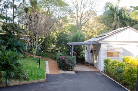 Blue Wren Cottage | Iron/ironing board, rollaway beds, free WiFi, bed sheets