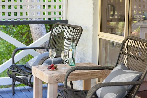 Kookaburra Cottage | Iron/ironing board, rollaway beds, free WiFi, bed sheets - Kidd Street Cottages (Tamborine Mountain)