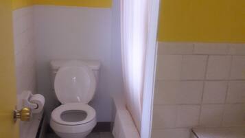 Chambre, 1 trĂšs grand lit | Salle de bain