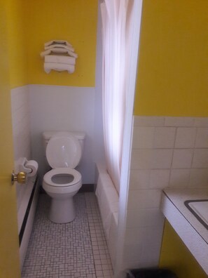 Chambre, 1 très grand lit | Salle de bain