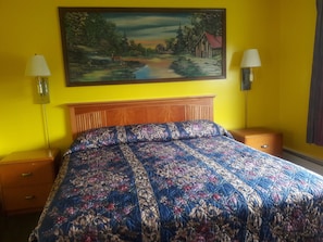 Room, 1 King Bed | Desk, iron/ironing board, free WiFi