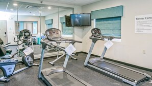 Ein Fitnessraum mit Laufbändern, Ergometer und Rudergerät.
