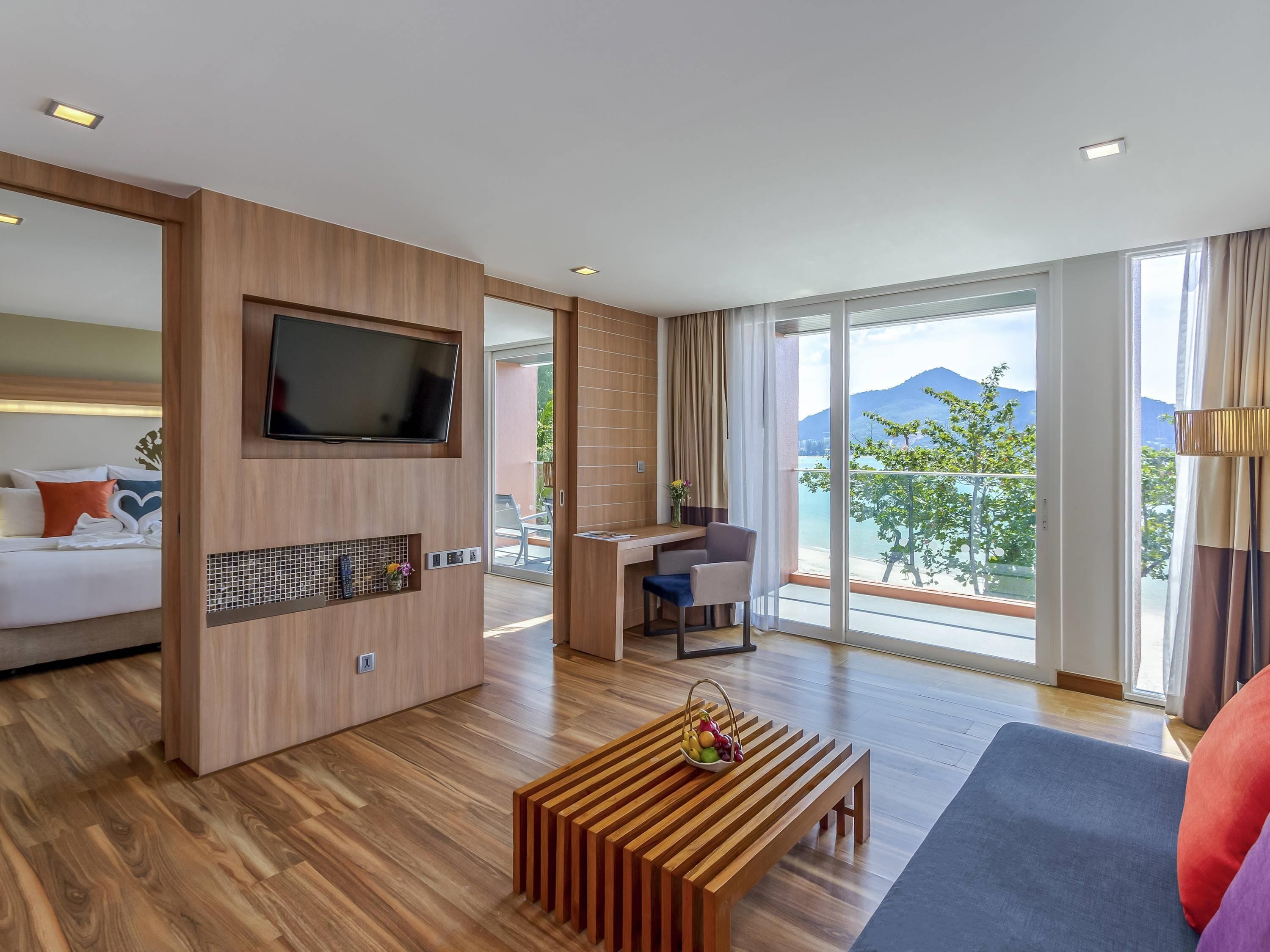 Suite, 1 King Bed (Ocean) | Minibar, in-room safe, desk, laptop workspace