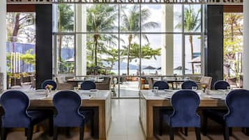 Se sirven desayunos y cocina internacional (con vistas a la piscina)