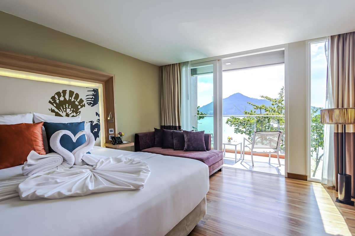 Suite, 1 King Bed (Ocean) | Minibar, in-room safe, desk, laptop workspace