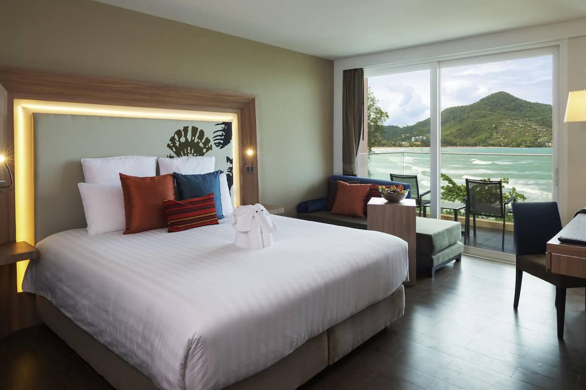 Room, 1 King Bed (Ocean) | 1 bedroom, minibar, in-room safe, desk