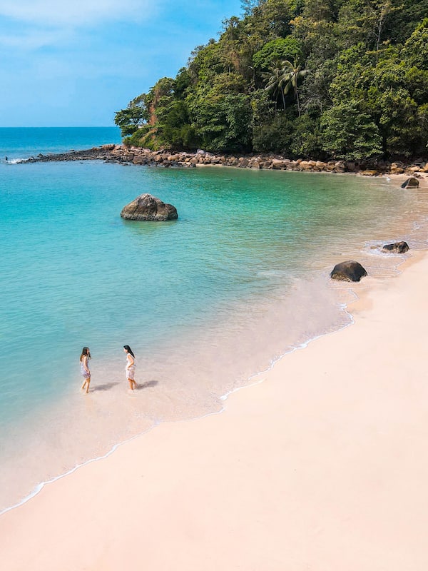 Beach nearby, white sand, beach towels