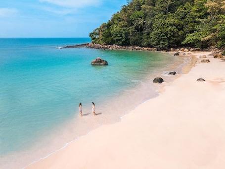 Beach nearby, white sand, beach towels