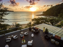 3 bars/lounges, rooftop bar, sports bar