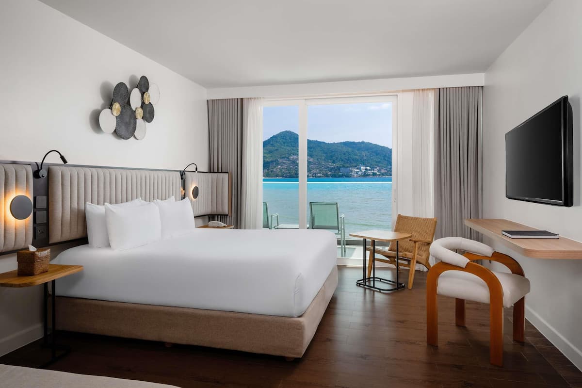 Room, 1 King Bed (Ocean) | Minibar, in-room safe, desk, laptop workspace