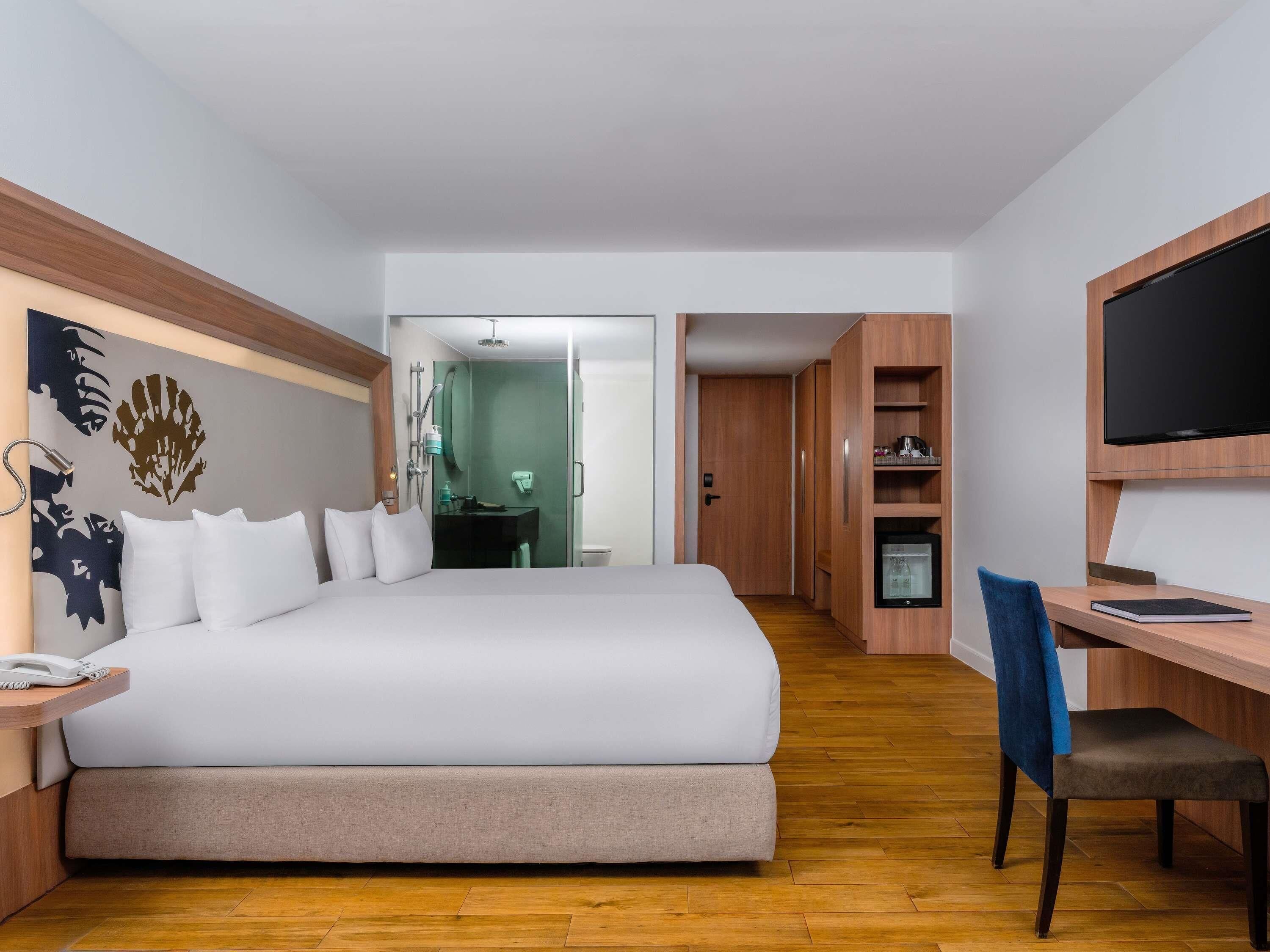 Superior Twin Room, 2 Twin Beds | Minibar, in-room safe, desk, laptop workspace
