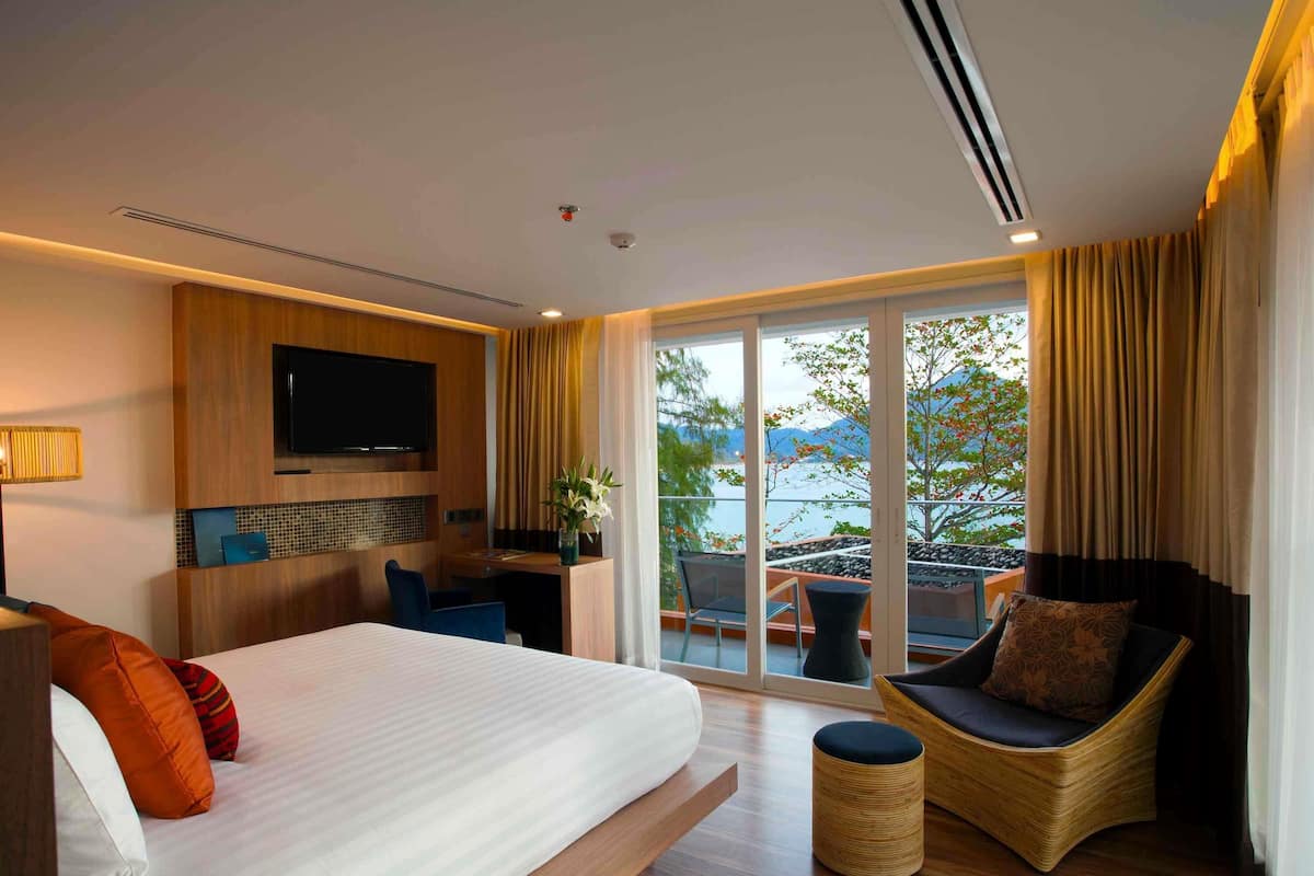 Minibar, in-room safe, desk, laptop workspace