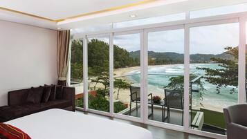 Frigobar, cofres nos quartos, escrivaninha