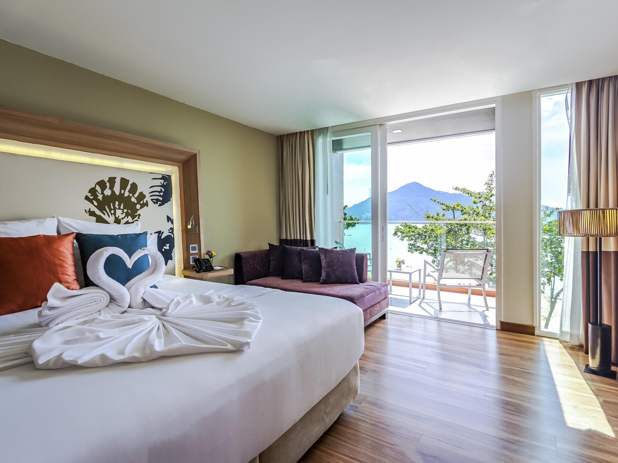 Suite, 1 kingsize bed (Ocean) | Een minibar, een kluis op de kamer, een bureau, een laptopwerkplek