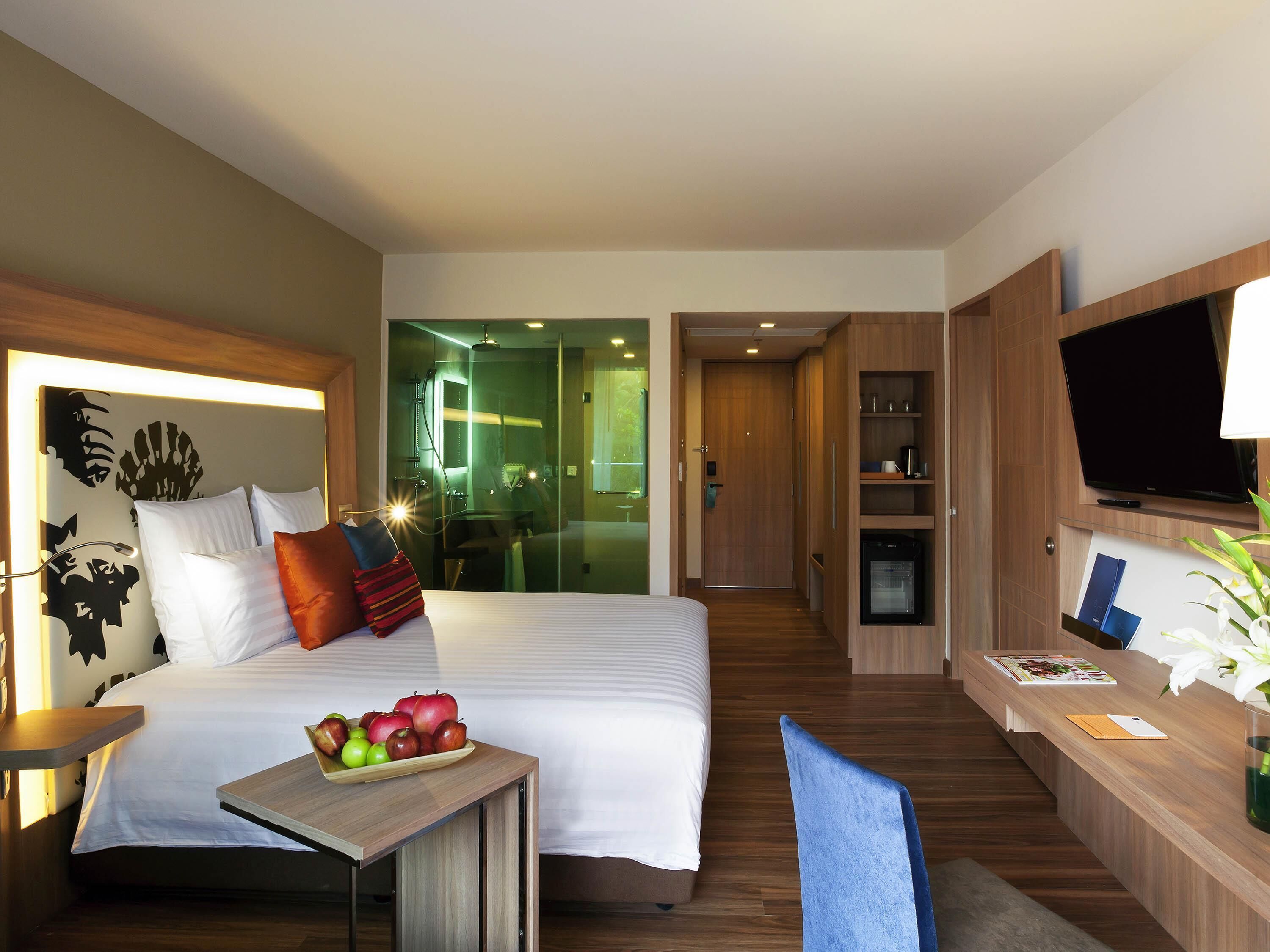 Superior Room, 1 King Bed | Minibar, in-room safe, desk, laptop workspace