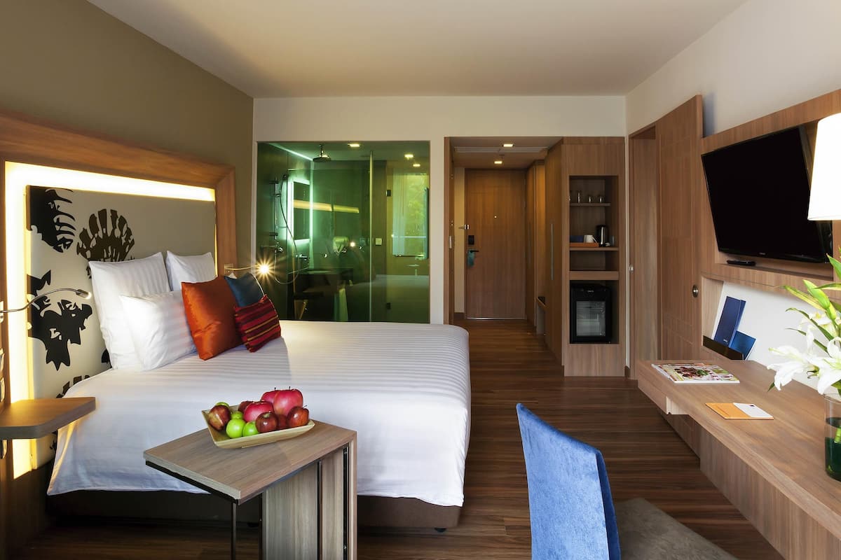 Superior | Minibar, värdeförvaringsskåp på rummet och skrivbord