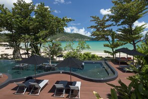 室外游泳池，07:00 至 19:00 开放，日光浴躺椅