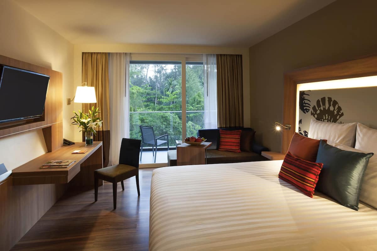 Superior Room, 1 King Bed | 1 bedroom, minibar, in-room safe, desk