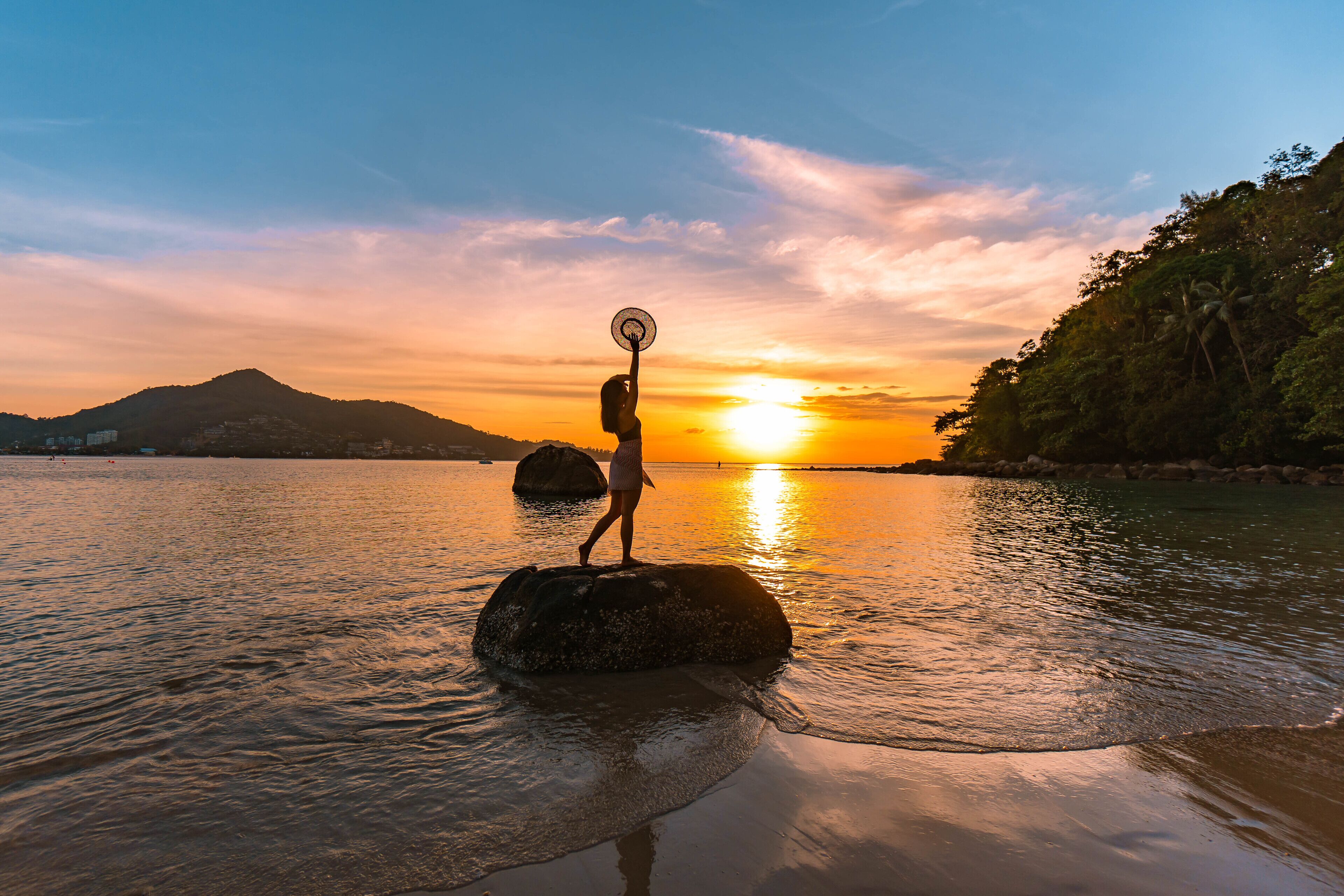 beach nearby, white sand, beach towels