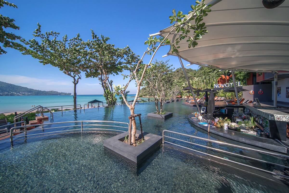 outdoor pool, open 7:00 am to 7:00 pm, pool loungers