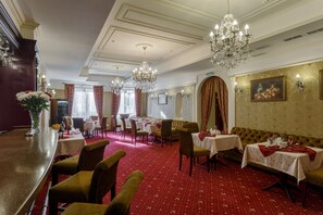 供应午餐，本地与国际菜